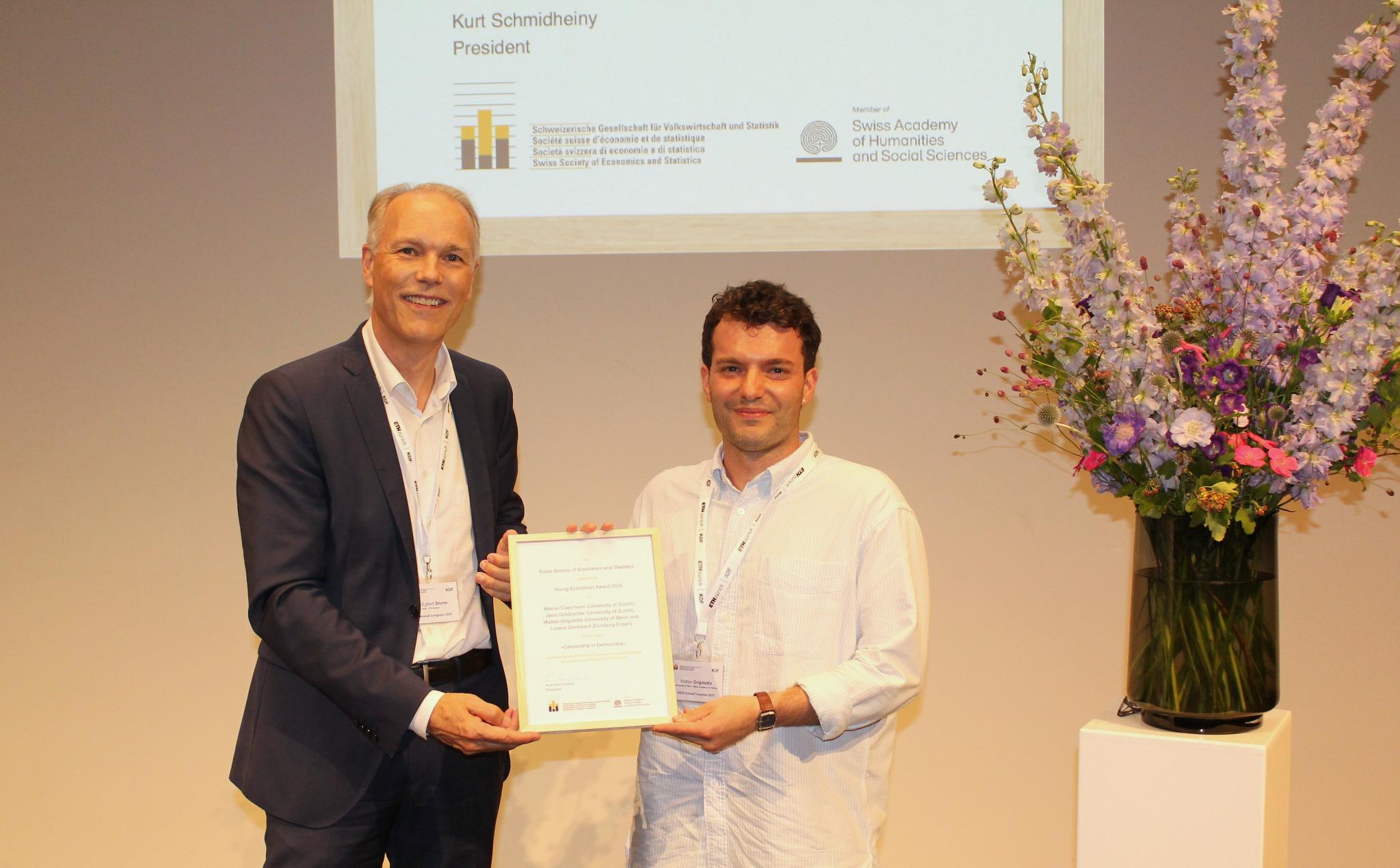 SSES Young Economist Award 2025, Jan-Egbert Sturm (chair programme committee) and Matteo Grigoletto, Photo: Thomas Domjahn (KOF ETHZ)